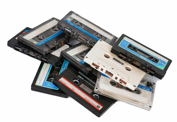 Come si può configurare un'impianto audio per garantire una distribuzione uniforme del suono in un minivan?