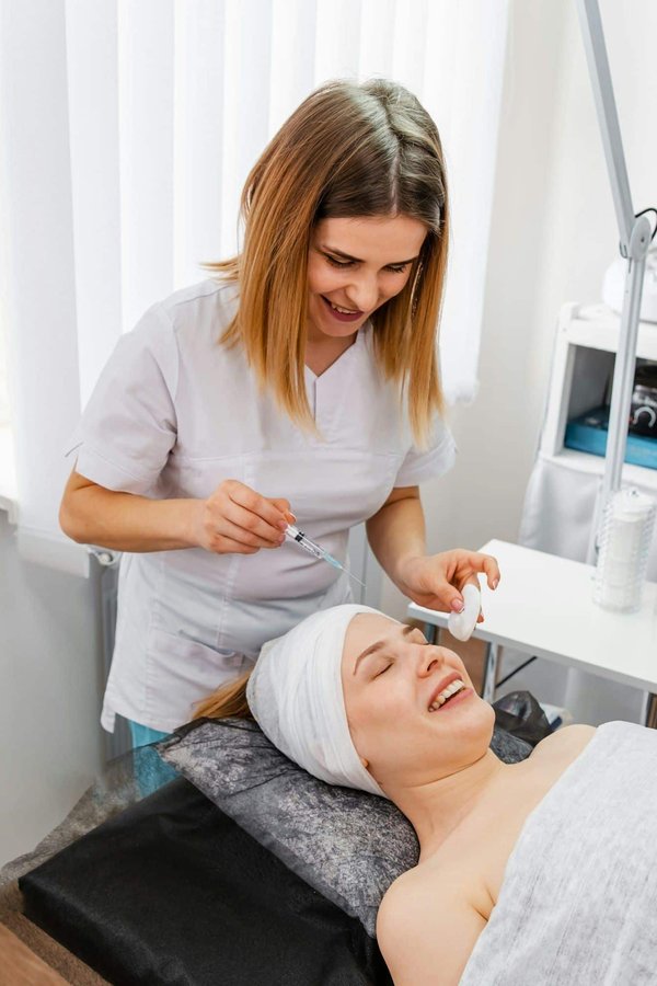 In che modo la regolazione del sistema di iniezione può influire sulle prestazioni di un motore diesel?