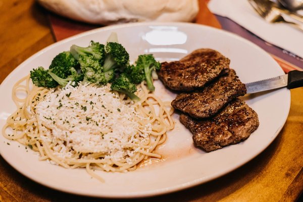 Come progettare una zona cottura esterna elegante e pratica per le serate estive?